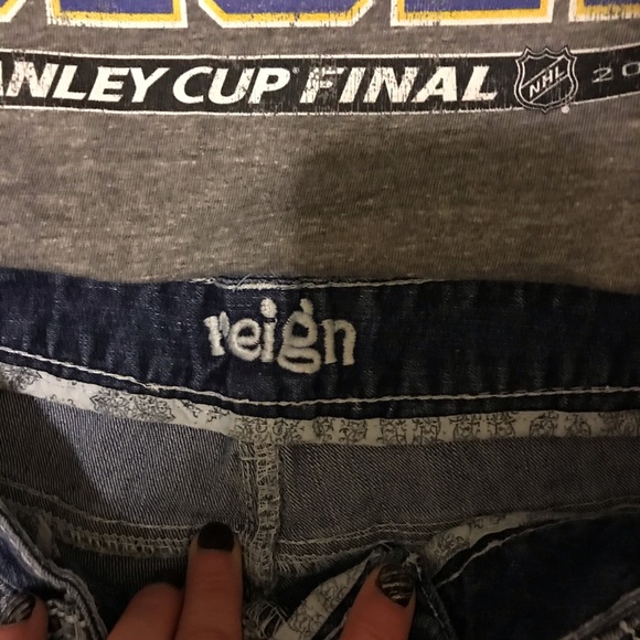 π΄π’π‘βπππ‘ππ πππ’ππ π‘-π βπππ‘ - Picture 3 of 6